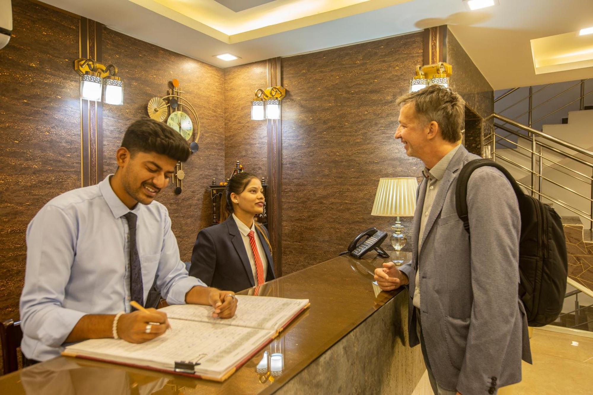 Hotel Prithvi-Raj Near Delhi Airport Yeni Delhi Dış mekan fotoğraf